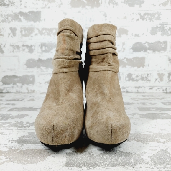 Me Too Lloyd Taupe Tan Pleated Leather Slip On Back Zip Heeled Ankle Boots V273 - Picture 3 of 13